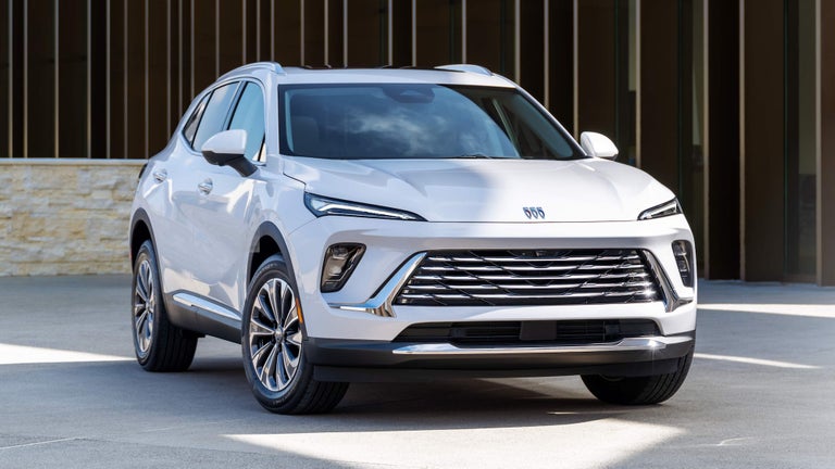 Front Three-Quarters View of the 2025 Buick Envision Avenir Luxury SUV